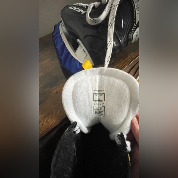 CCM Womens Hockey Skates- US Size 6 (fits 9inch foot length) - Picture 5 of 6